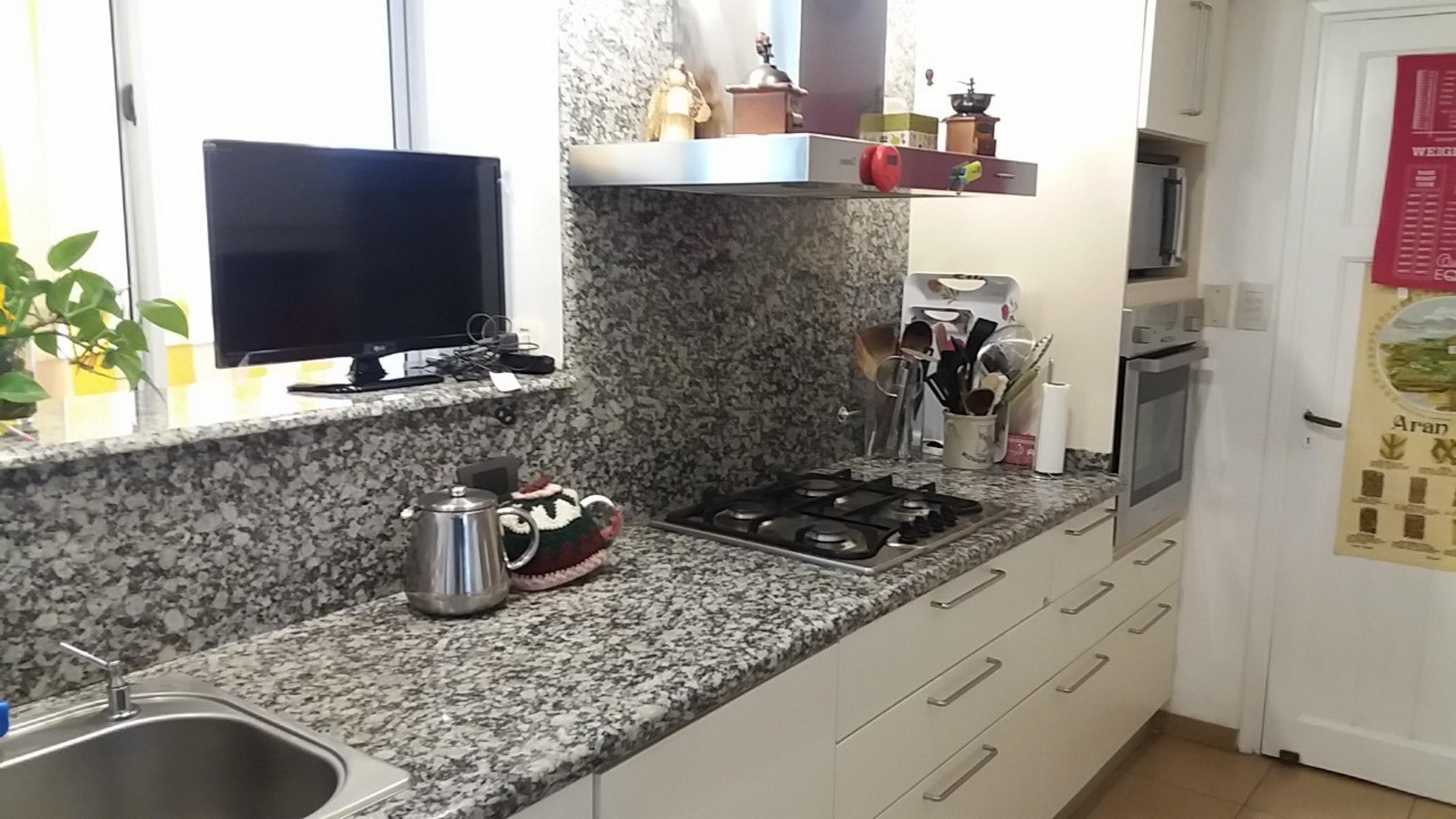 HERMOSA CASA EN VILLA DEL LAGO DE CUATRO DORMITORIOS, TRES BAÑOS ,PILETA , GRAN PARQUE — foto 3