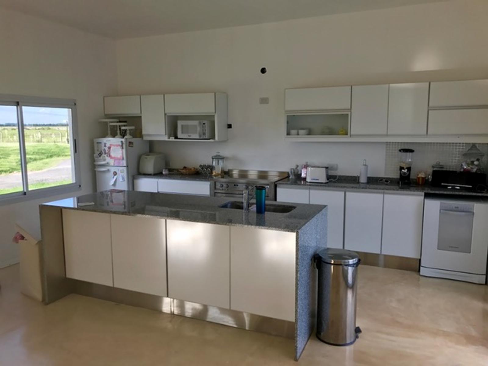 Casa de una planta estilo minimalista en Club de Campo Santa Rita - San Vicente — foto 6