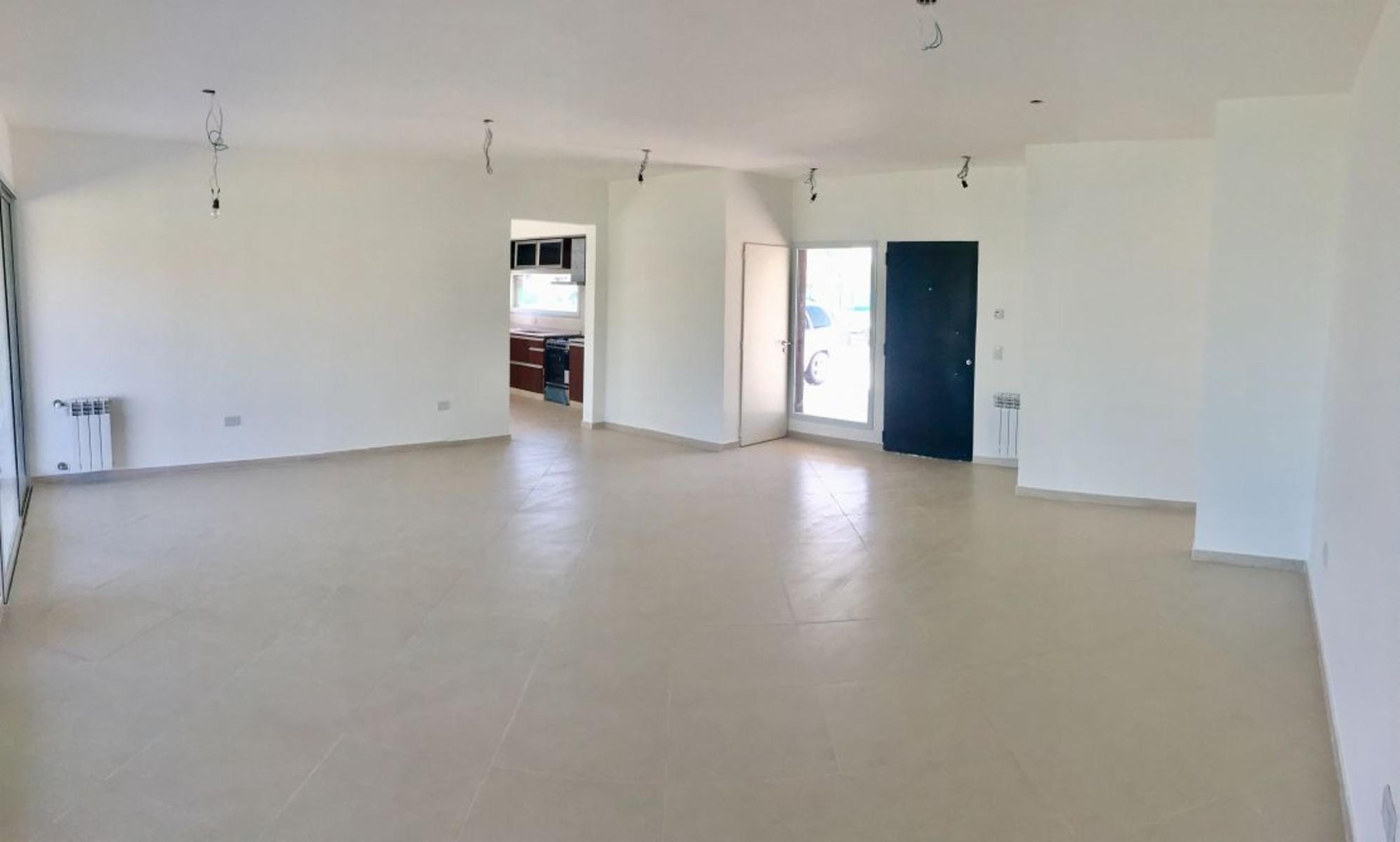 Casa estilo minimalista nueva a estrenar de 220 m2 totales sobre lote de 713 m2 (esquina). — foto 3