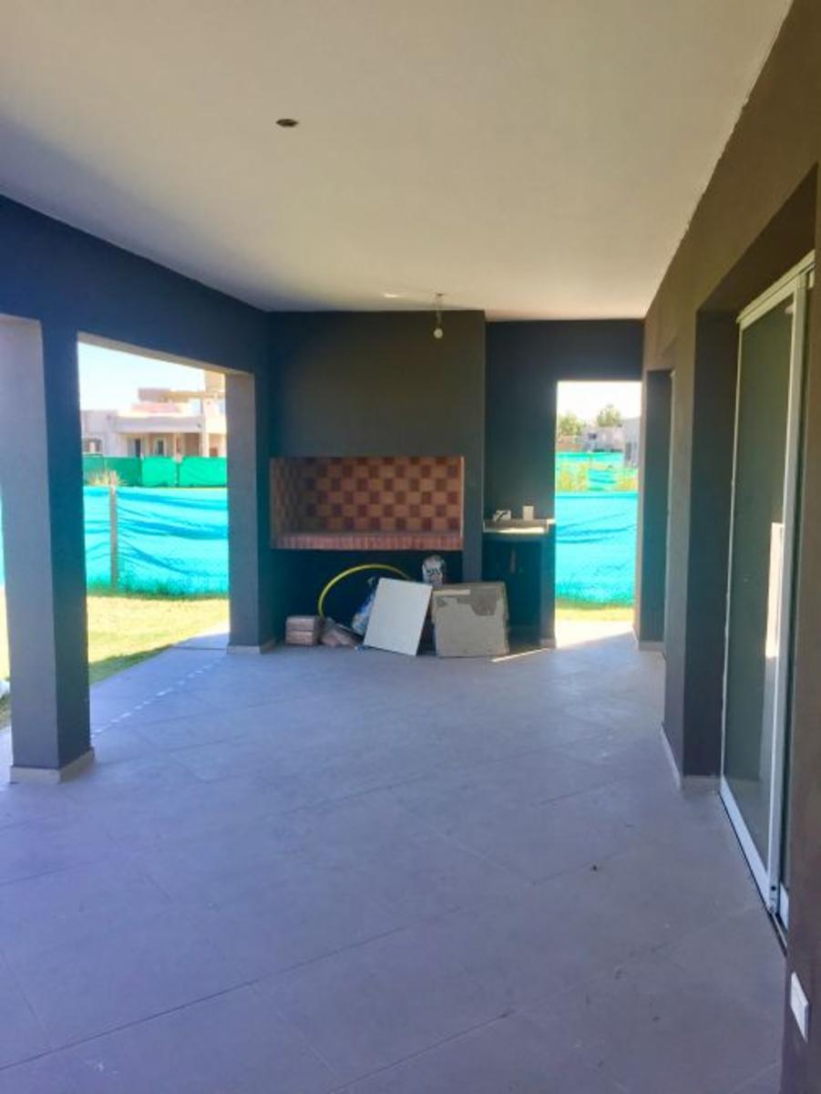 Casa estilo minimalista nueva a estrenar de 220 m2 totales sobre lote de 713 m2 (esquina). — foto 7