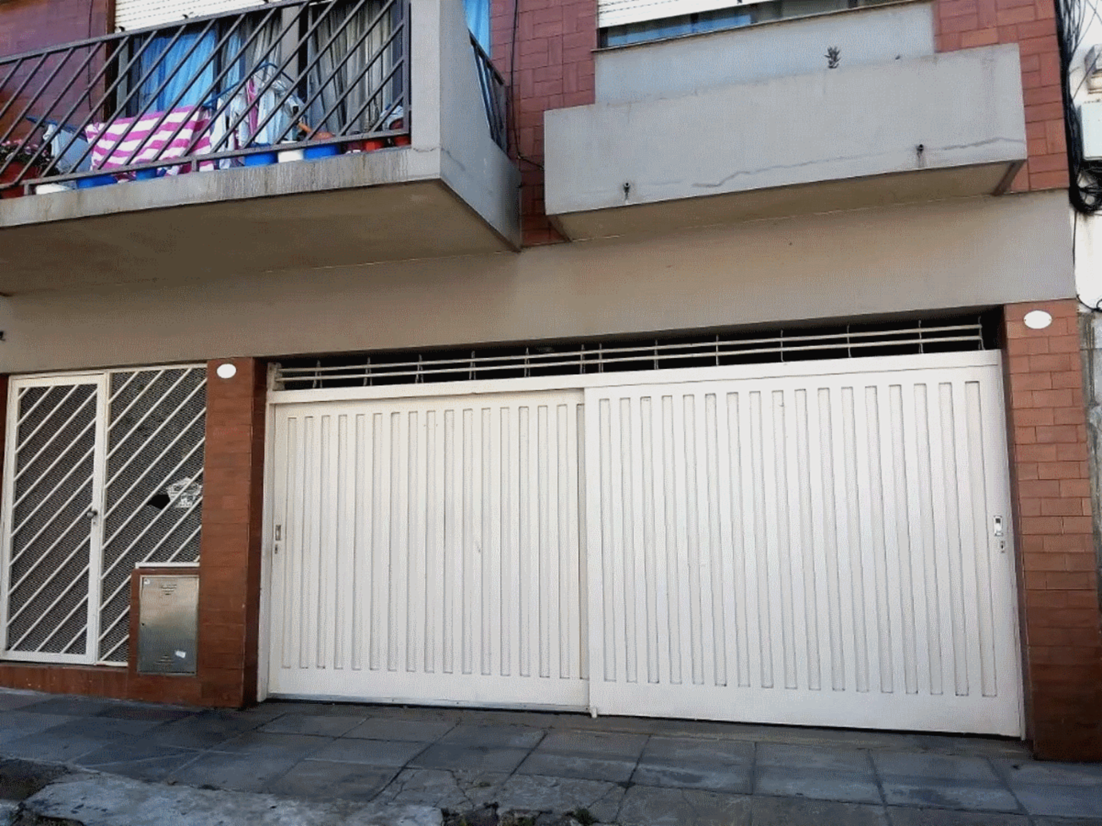 NUEVO PRECIO - PH en Venta en Caballito 3 ambientes al frente c balcón, cochera para 2 autos, 2° por escalera, 95 m2 + balcón - Ortega 900 (alt Rojas 550) — foto 2