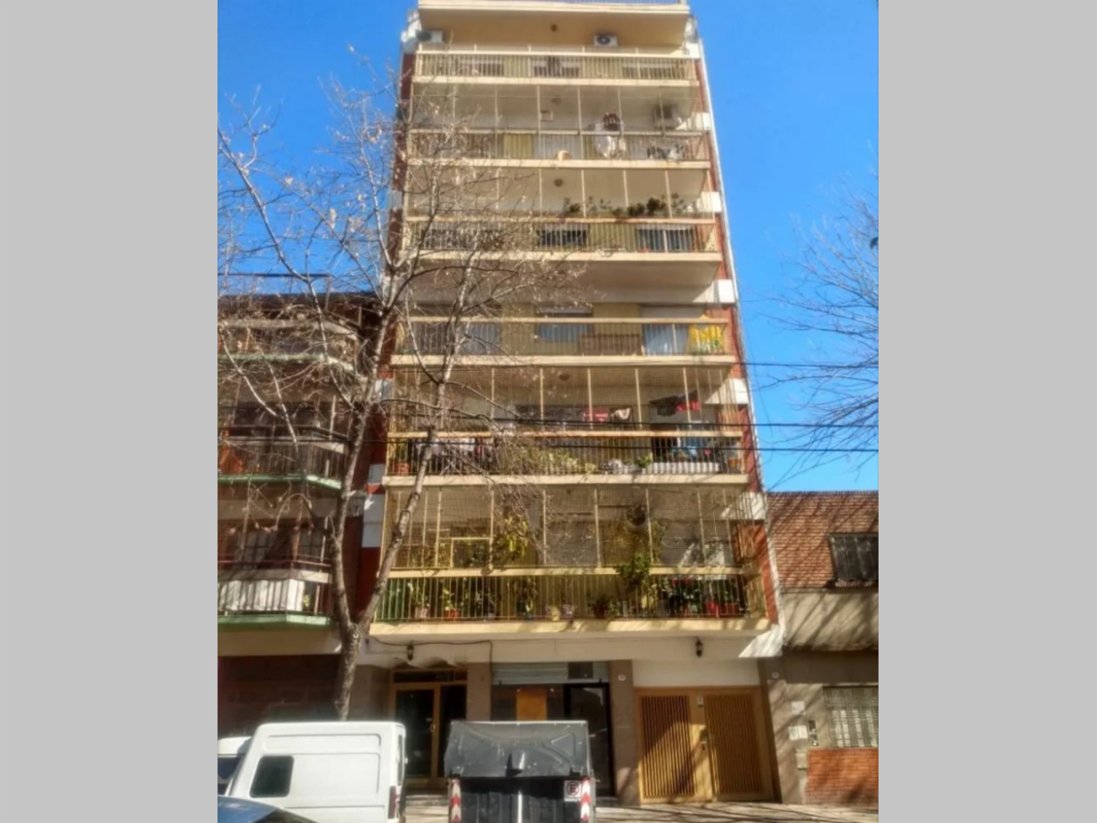 Semipiso en Venta en Flores 3 ambientes 65 m2 + 2 patios en 1er piso por ascensor, al contrafrente, con cochera cubierta - Argerich 900 - 2