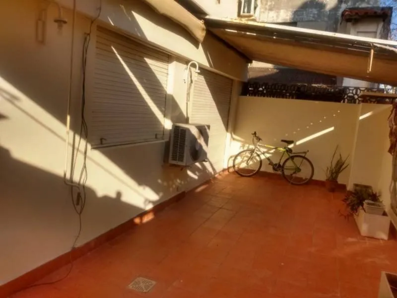 Semipiso en Venta en Flores 3 ambientes 65 m2 + 2 patios en 1er piso por ascensor, al contrafrente, con cochera cubierta - Argerich 900 - 5