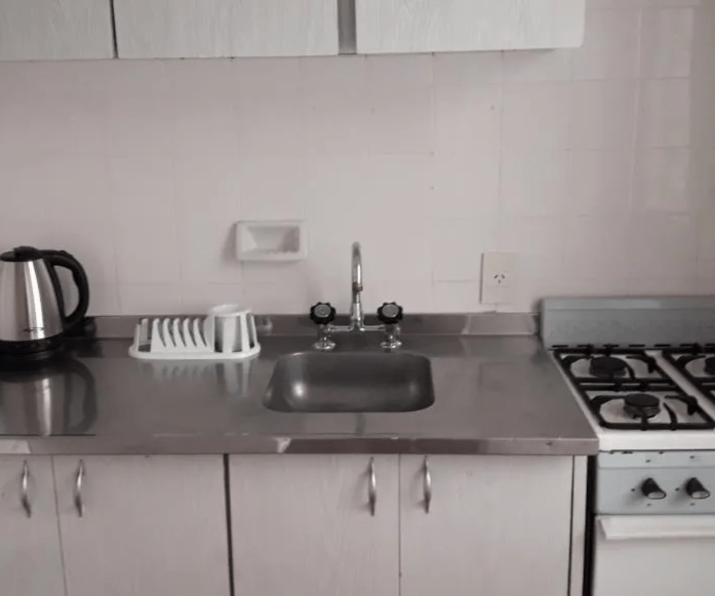 EXCELENTE MONOAMBIENTE, AMPLIO, LUMINOSO Y AMOBLADO