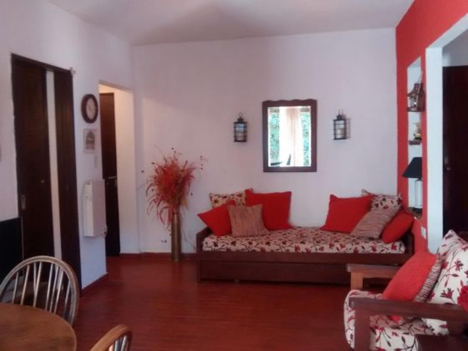 Cómodo departamento con patio, segunda línea al mar. Departamento en Venta.