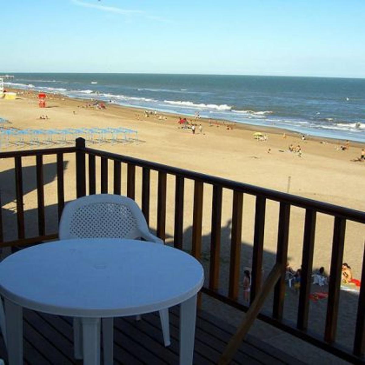 Departamento sobre la playa. 2 dormitorios. Cochera. Mar de Ostende. Departamento en Venta. — foto 3