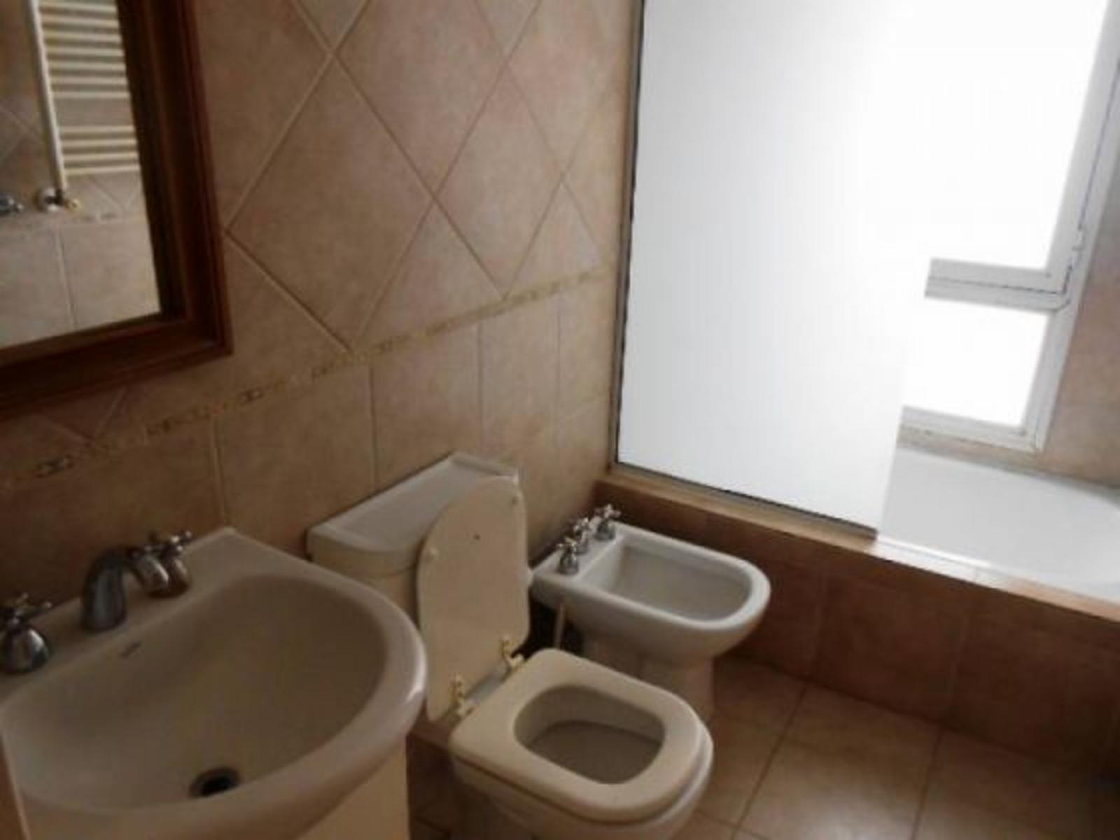 Departamento sobre la playa. 2 dormitorios. Cochera. Mar de Ostende. Departamento en Venta. — foto 7