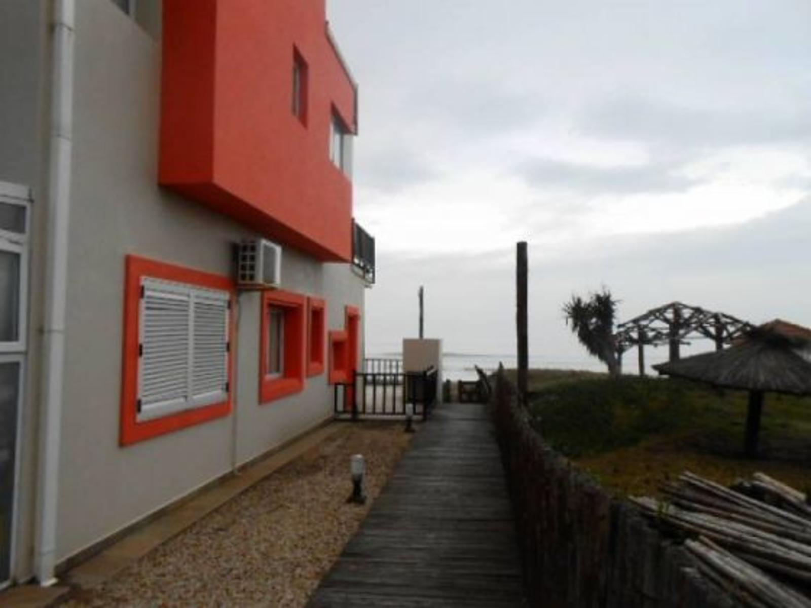 Departamento sobre la playa. 2 dormitorios. Cochera. Mar de Ostende. Departamento en Venta. — foto 8