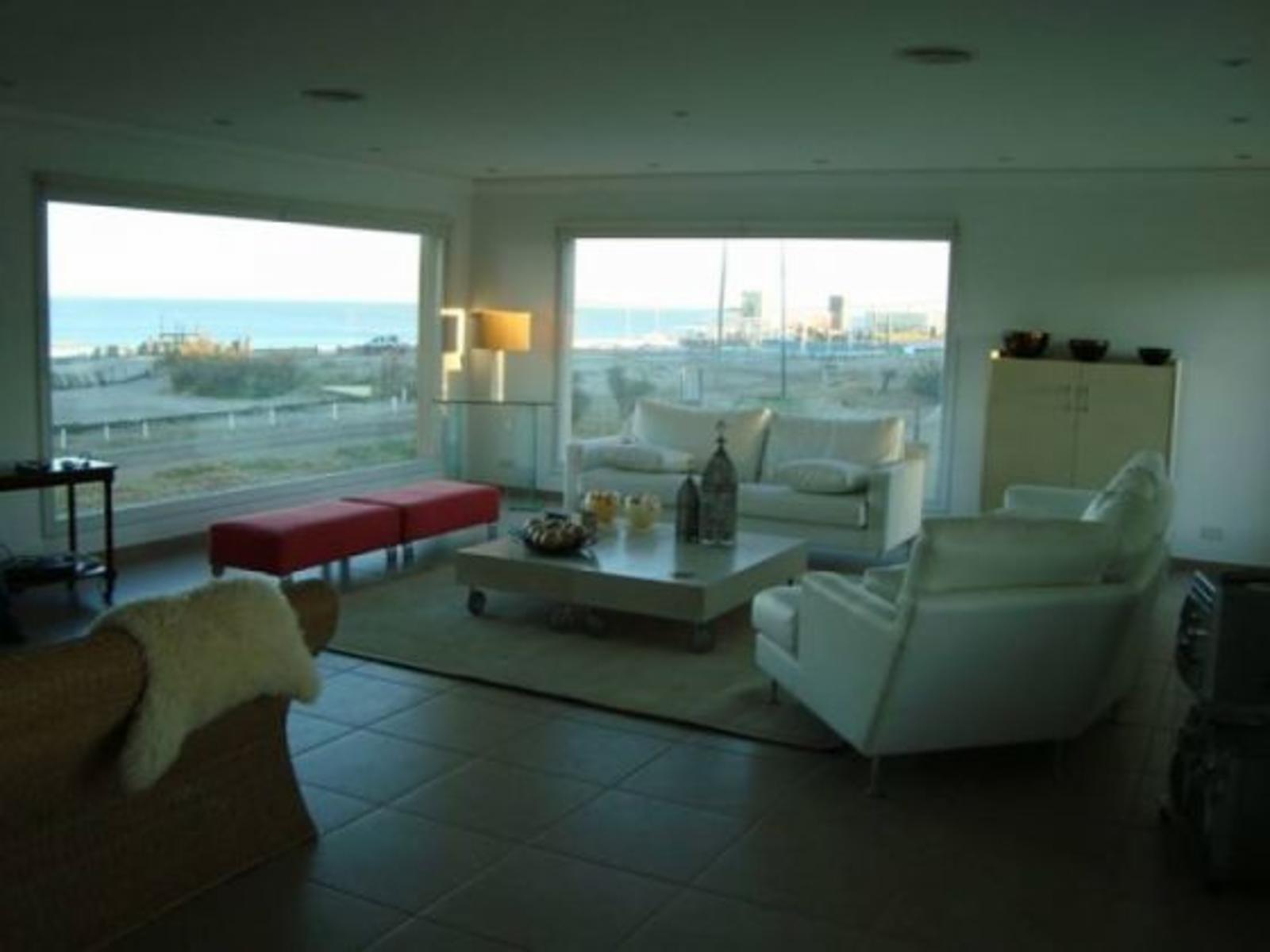 Hermosa casa frente al mar. 4 dormitorios + playroom. Casa en Venta. — foto 2