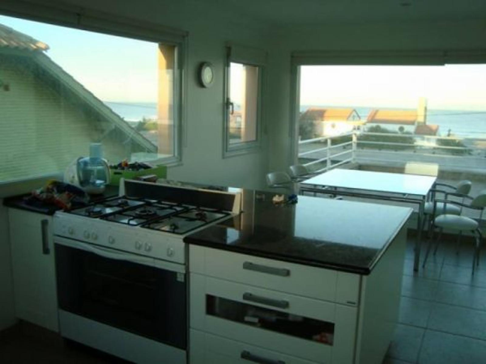 Hermosa casa frente al mar. 4 dormitorios + playroom. Casa en Venta. — foto 3