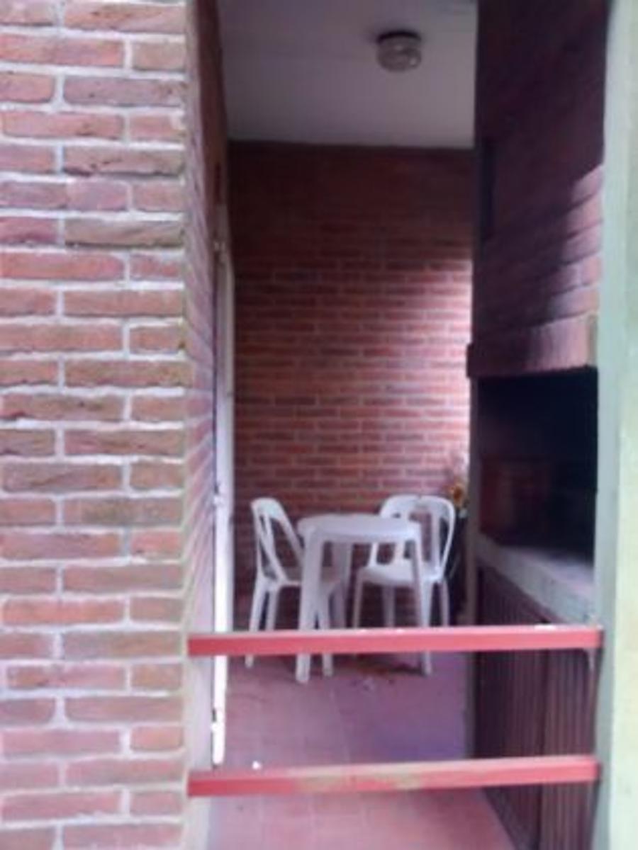 Cómodo departamento en pleno centro de Pinamar. Con cochera y Parrilla. Departamento en Venta.