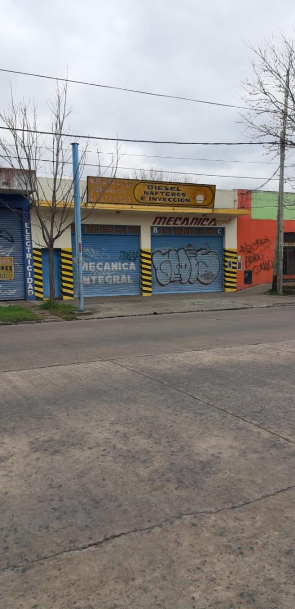 LOCAL en CASTELAR sobre Avda. ZEBALLOS