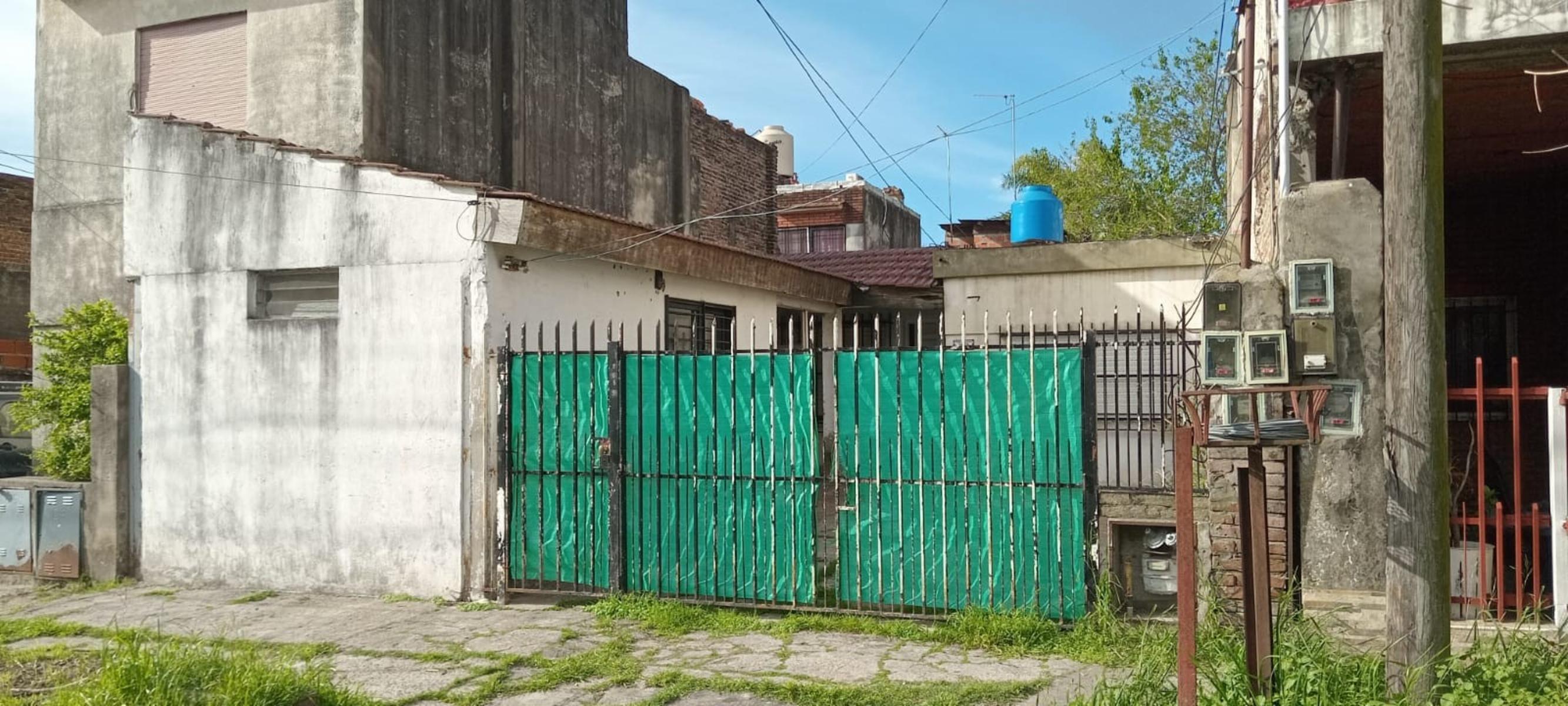 Casa con depto a reciclar - 1