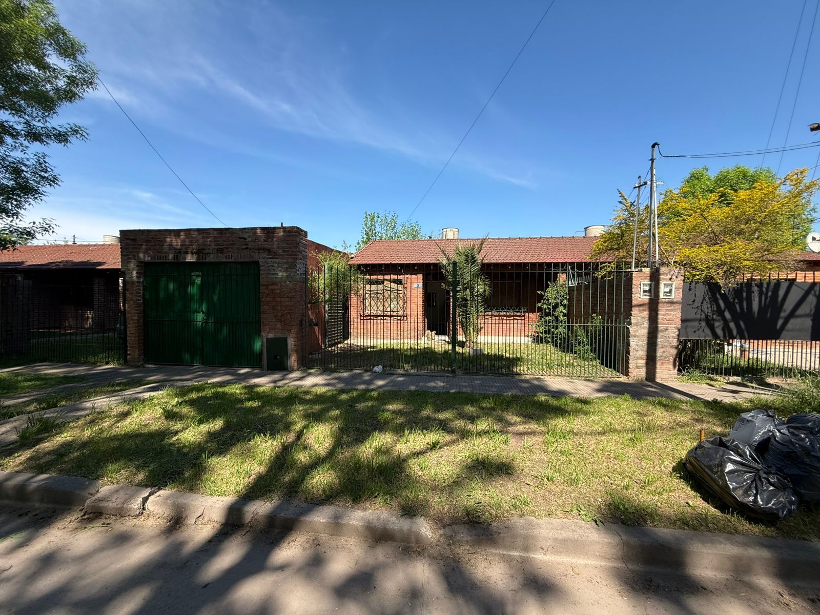 Casa con patio y cochera