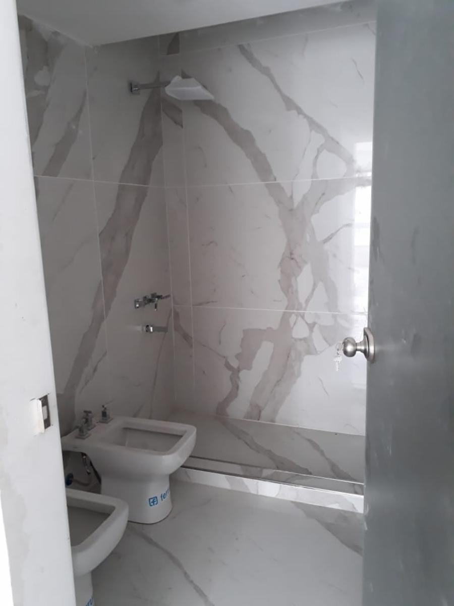 PISO 4 AMB. + ESCRITORIO DE CATEGORÍA CON 2 COCHERAS EN LANUSITA — foto 3
