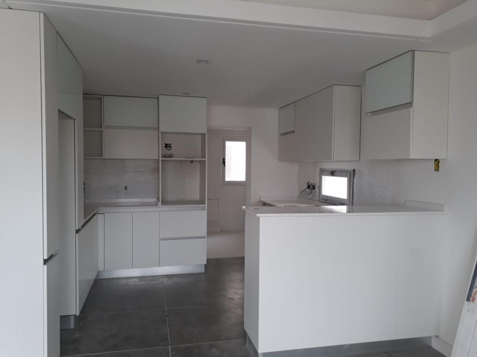 PISO 4 AMB. + ESCRITORIO DE CATEGORÍA CON 2 COCHERAS EN LANUSITA — foto 6