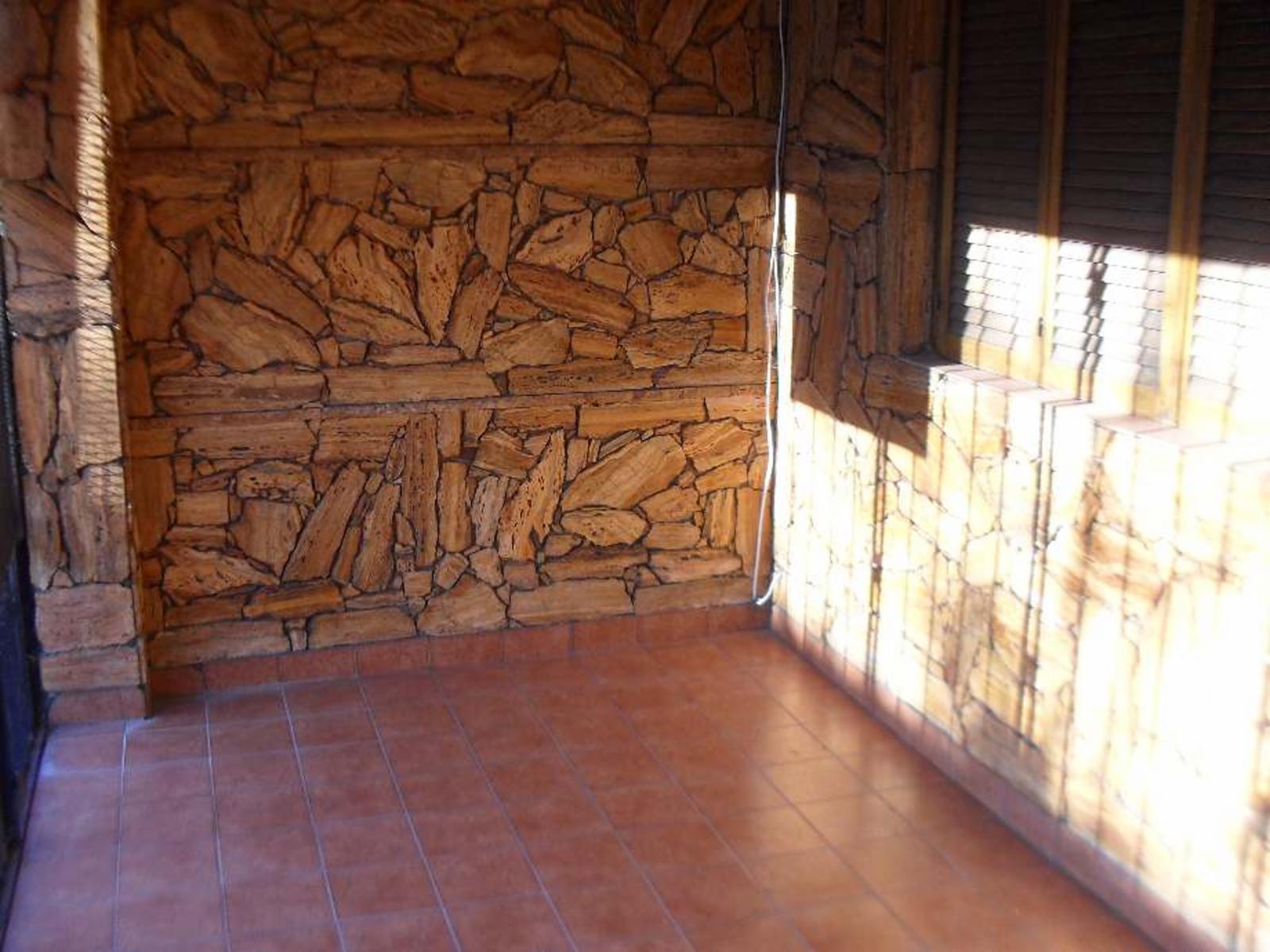 OPORTUNIDAD, DEPARTAMENTO TIPO CASA AL FRENTE 2 AMBIENTES CON PATIO Y ESPACIO GUARDA COCHE