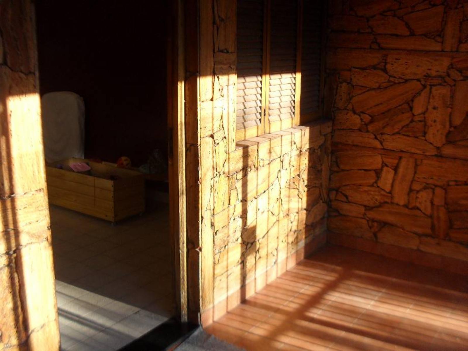 OPORTUNIDAD, DEPARTAMENTO TIPO CASA AL FRENTE 2 AMBIENTES CON PATIO Y ESPACIO GUARDA COCHE — foto 2