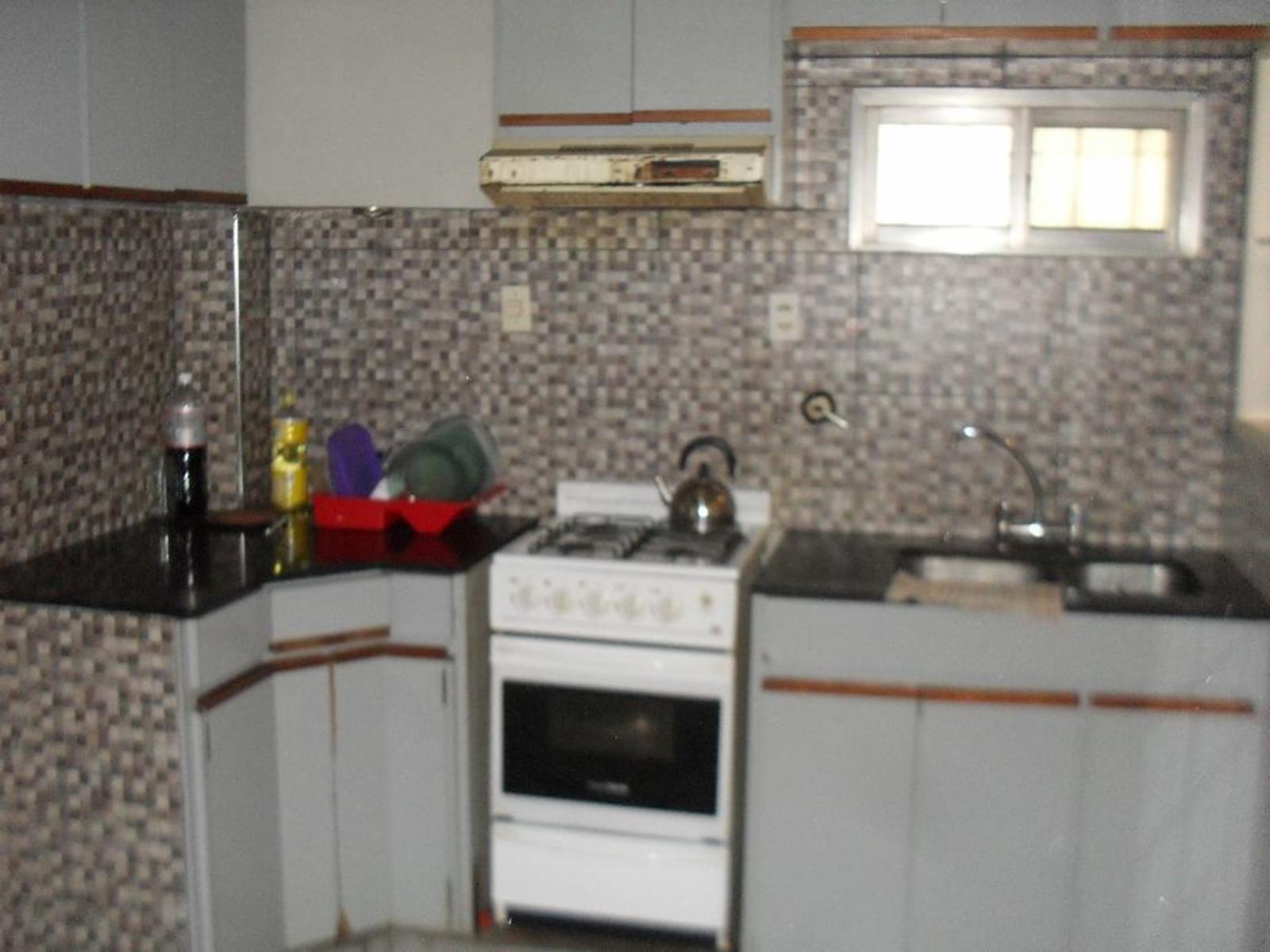 OPORTUNIDAD, DEPARTAMENTO TIPO CASA AL FRENTE 2 AMBIENTES CON PATIO Y ESPACIO GUARDA COCHE — foto 3