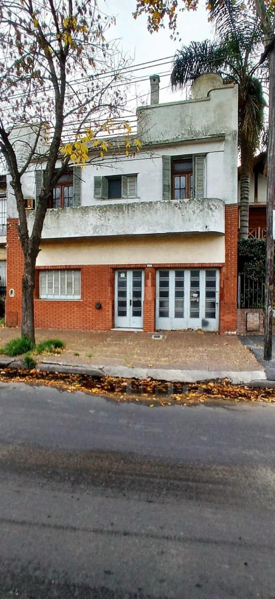 CASA SOBRE LOTE PROPIO EN DOS PLANTAS DE 4 DORMITORIOS