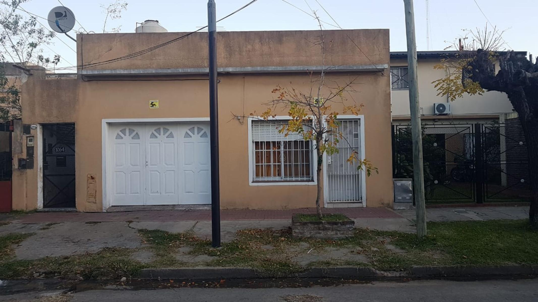 SUPER OPORTUNIDAD VENTA P.H. AL FRENTE 3 AMB. CON COCHERA Y PATIO. MUY BUENA UBICACION. LANUS O.