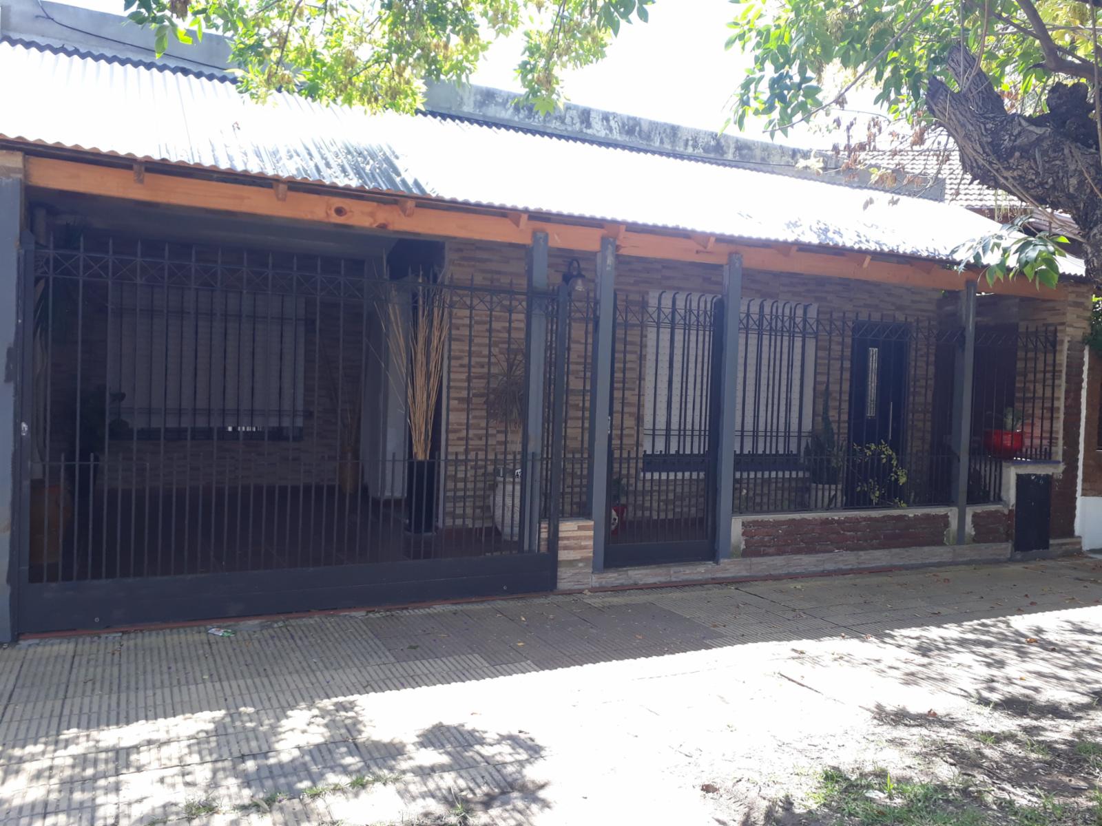Excelente CASA 5 amb. A la venta en LANUS O. A 400 MTS. de Av. H. Yrigoyen.