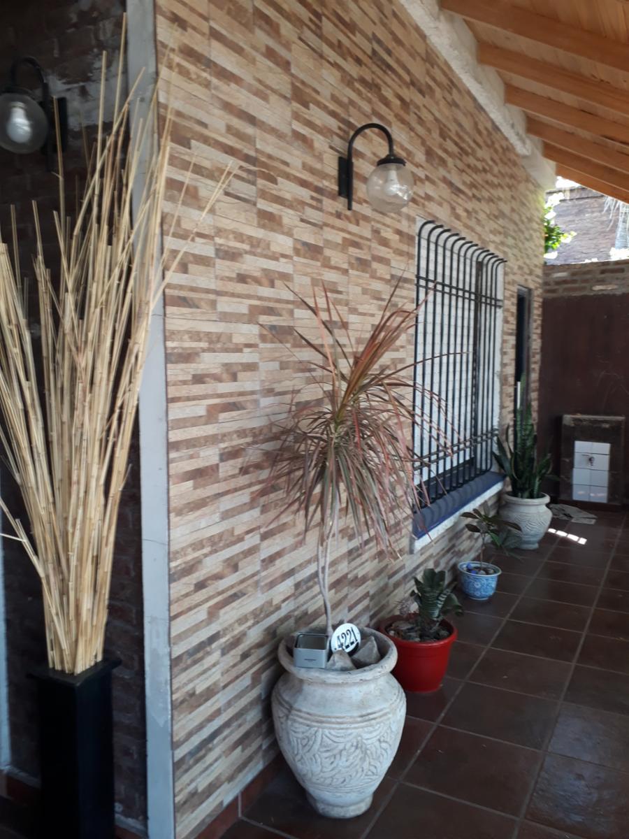 Excelente CASA 5 amb. A la venta en LANUS O. A 400 MTS. de Av. H. Yrigoyen. — foto 2