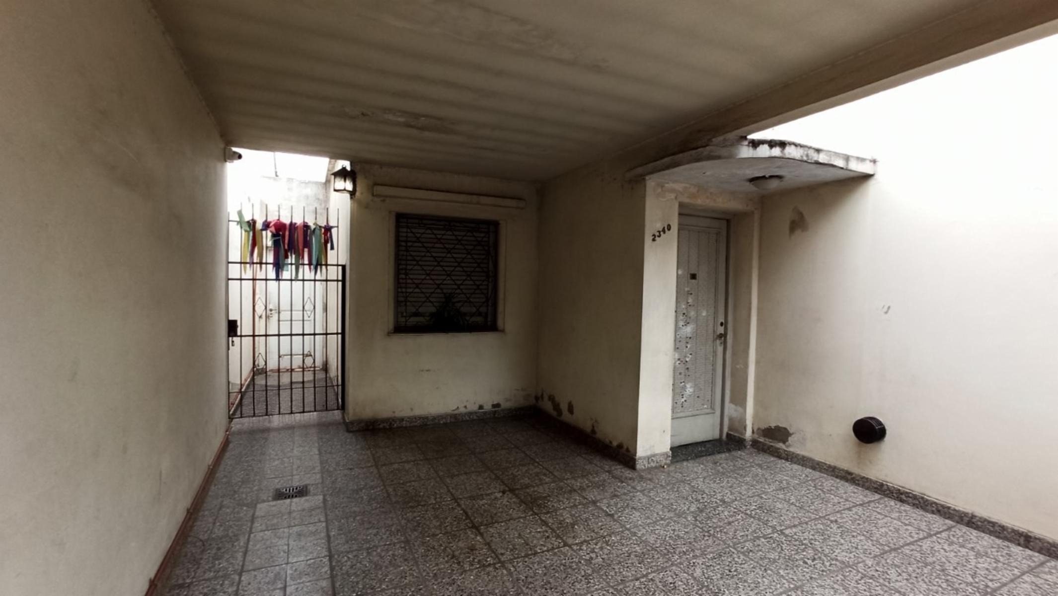 NUEVO VALOR CASA S/LOTE DE 8,66x50 IDEAL 2 FLIAS. O PARA DUPLEX/TRIPLEX. FONDO DE USO COMUN CON PISCINA.
