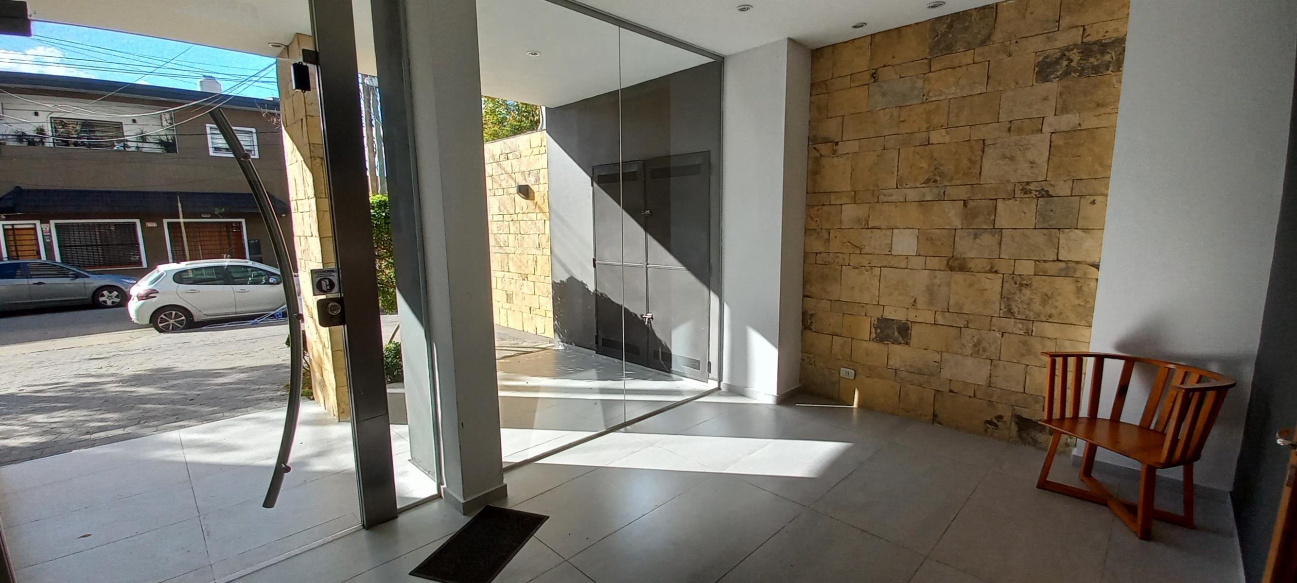 3 AMB. EN VENTA C/COCHERA Y BAULERA DOBLE EN LANUS CTRO. 2 BAÑOS.BALCON AL FTE. APTO CREDITO.