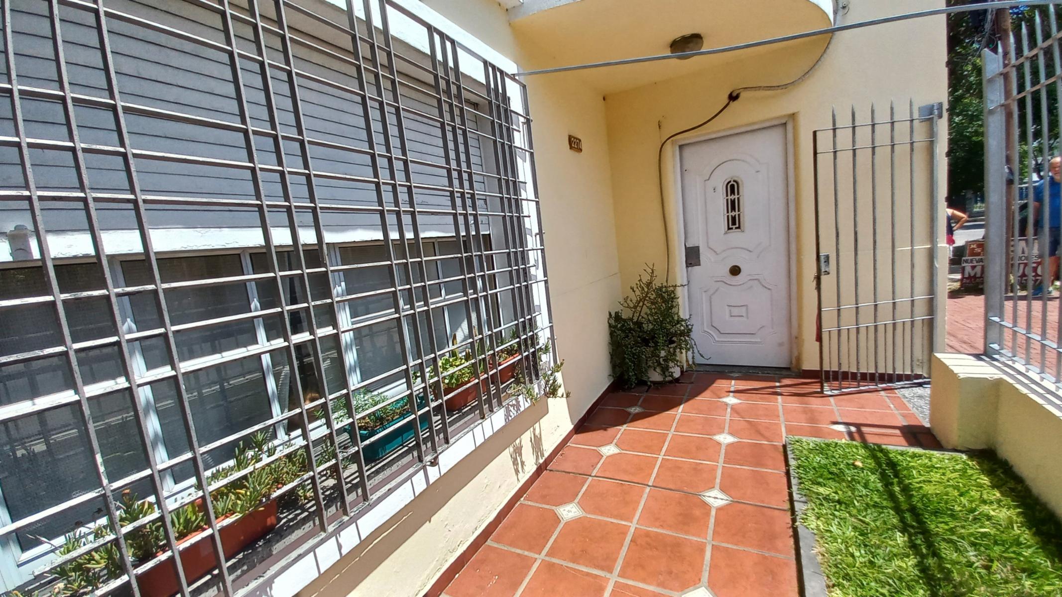 VENTA CASA SOBRE LOTE PROPIO, LANUS ESTE