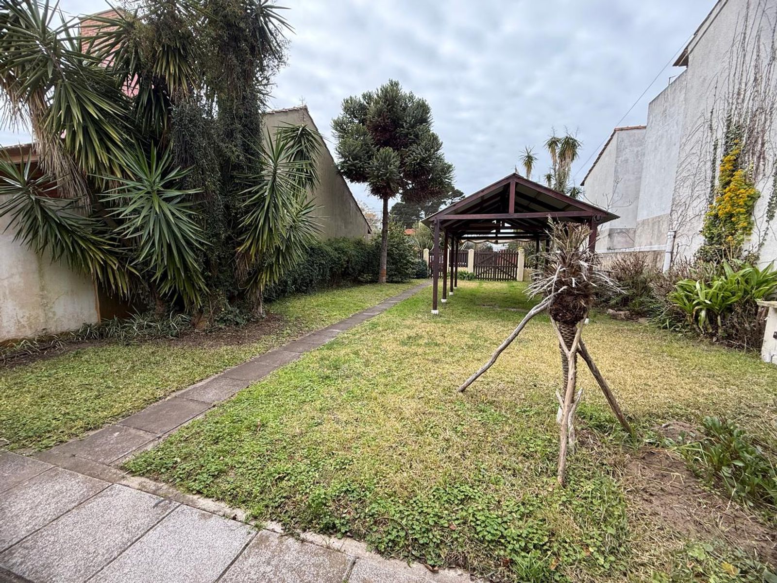 CASA S/LOTE 10x30 de 3 amb. con cochera pasante y parque en LA LUCILA.LA COSTA. EN VENTA