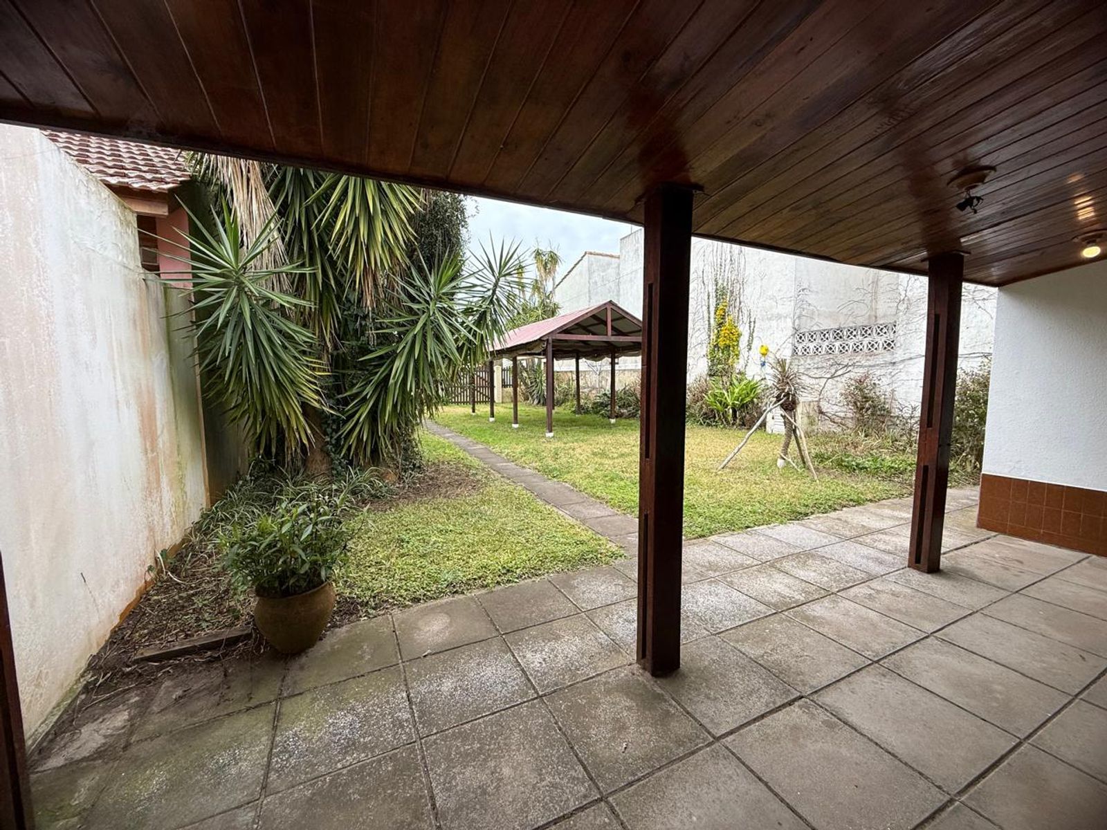 CASA S/LOTE 10x30 de 3 amb. con cochera pasante y parque en LA LUCILA.LA COSTA. EN VENTA — foto 2