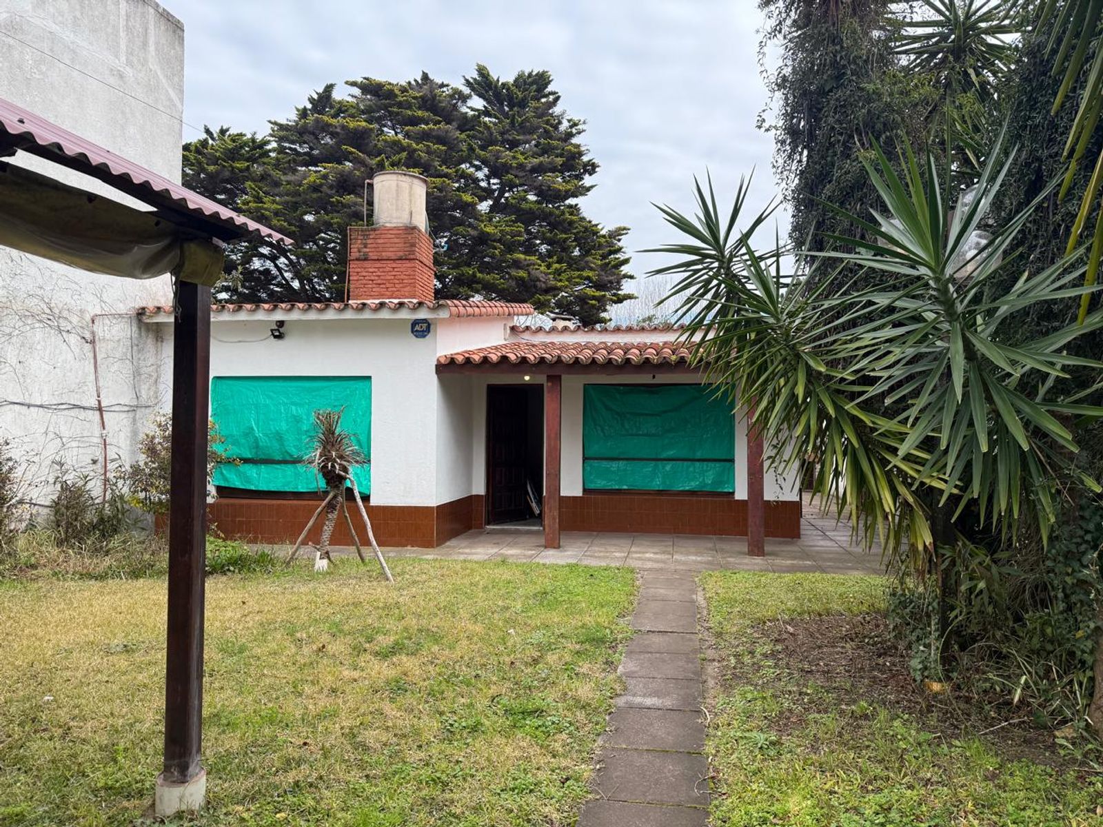 CASA S/LOTE 10x30 de 3 amb. con cochera pasante y parque en LA LUCILA.LA COSTA. EN VENTA — foto 3