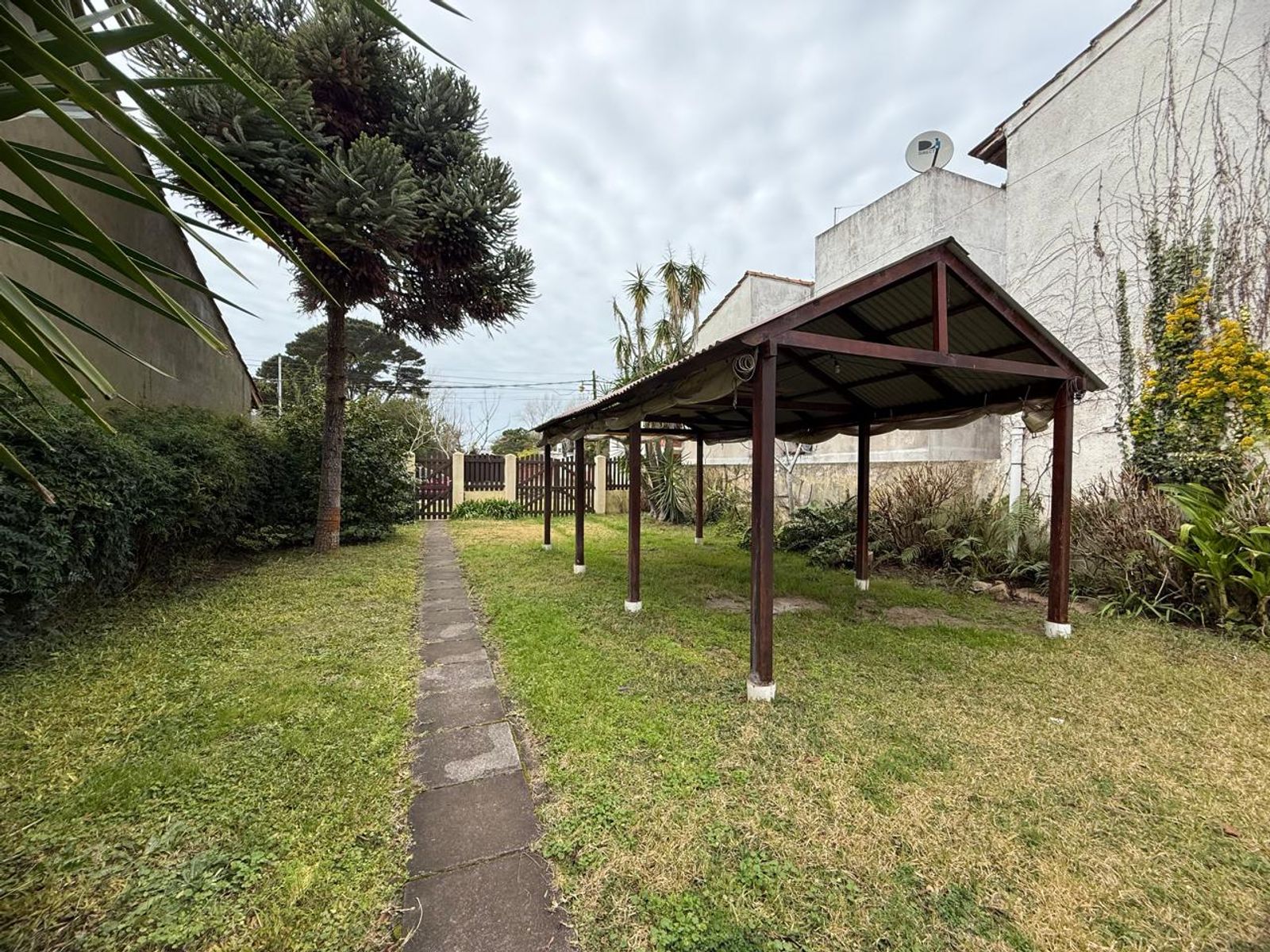 CASA S/LOTE 10x30 de 3 amb. con cochera pasante y parque en LA LUCILA.LA COSTA. EN VENTA — foto 4