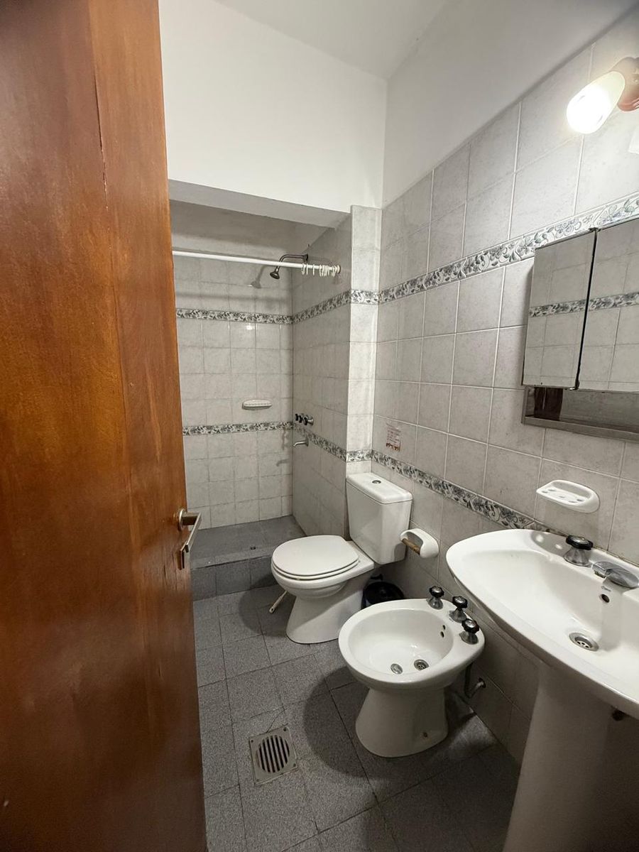 CASA S/LOTE 10x30 de 3 amb. con cochera pasante y parque en LA LUCILA.LA COSTA. EN VENTA — foto 12