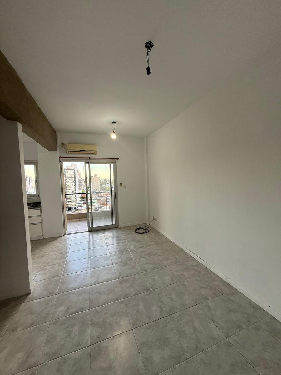 Dpto. 2 amb. en alquiler en Lanús Este. Piso alto, con balcón al frente. - 2