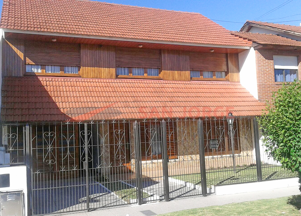 Importante Chalet en 2 plantas en Barrio Colinas de Peralta Ramos