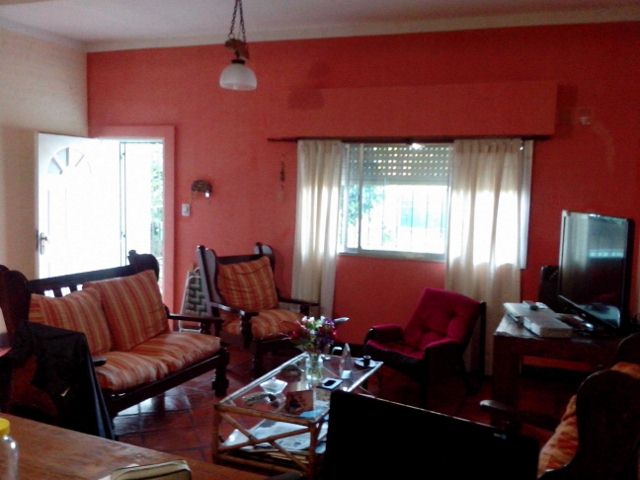 CASA CON DOS DORMITORIOS, BAÑO, LIVING-COMEDOR AMPLIO, COCINA, PATIO, PARRILLA, JARDIN, ENTRADA DE TRES AUTOS, TERRAZA MAS DEPOSITO — foto 2