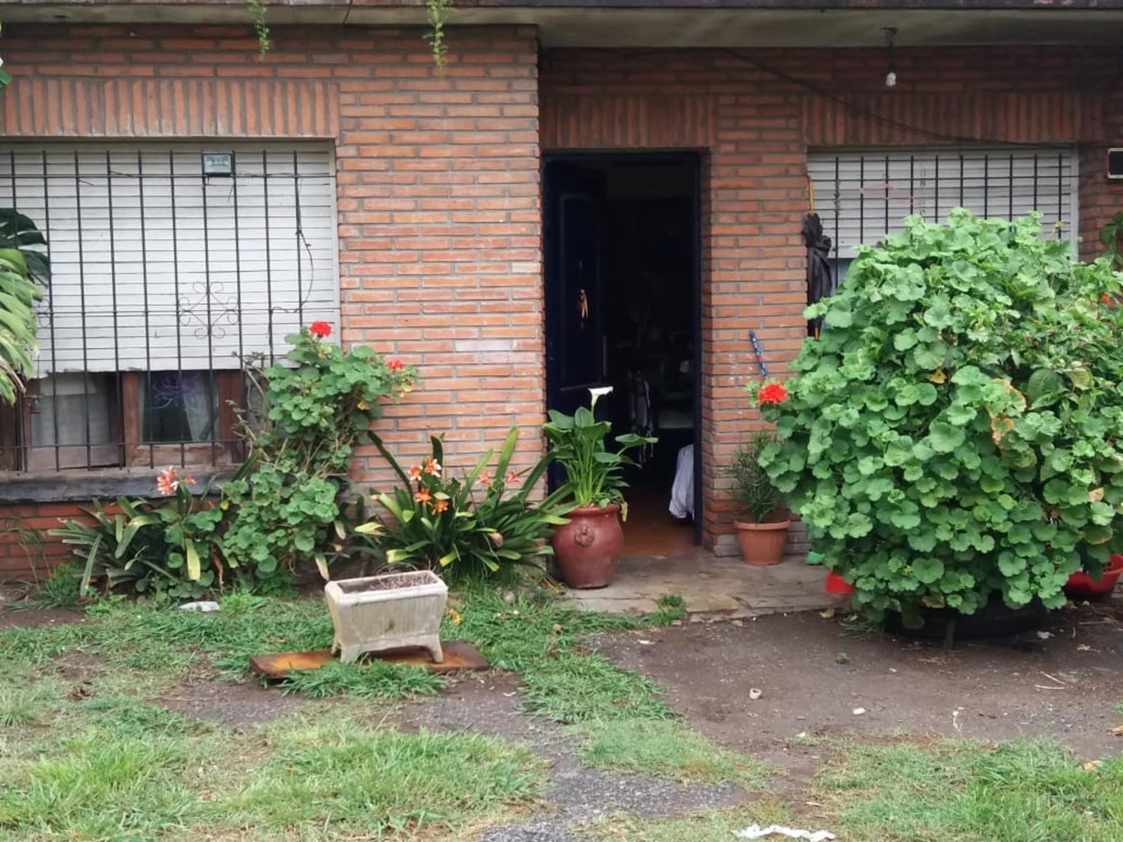 CASA DE DOS PLANTAS EN JOSE LEON SUAREZ. ESCUCHO OFERTAS — foto 3