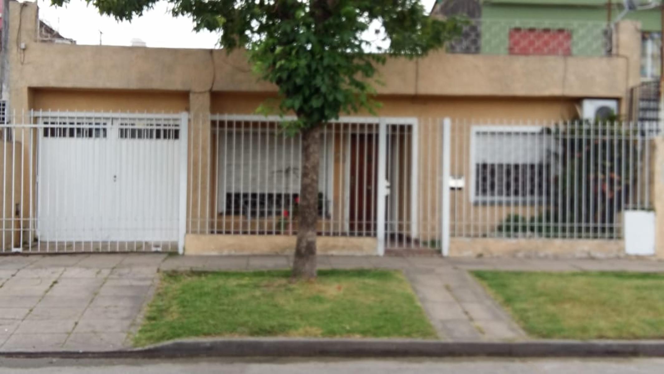 CASA CON DOS DORMITORIOS, COCINA, COMEDOR, BAÑO, PATIO, DEPOSITO,TERRAZA Y COCHERA