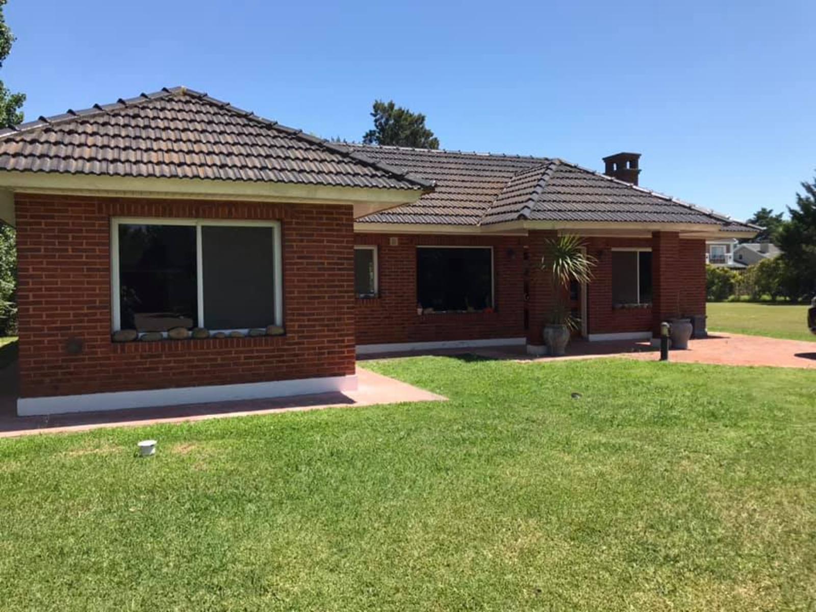 Excelente propiedad con piscina en barrio cerrado