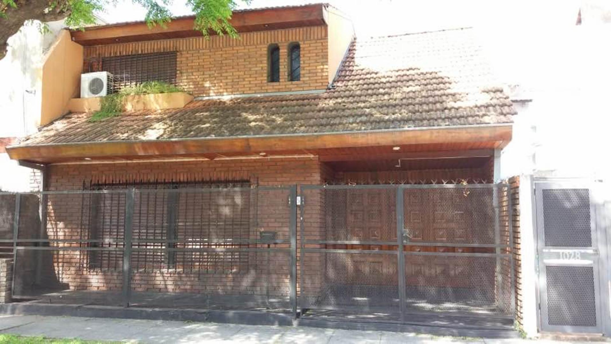 CHALET DE 4 AMBIENTES, EXCELENTE UBICACION.