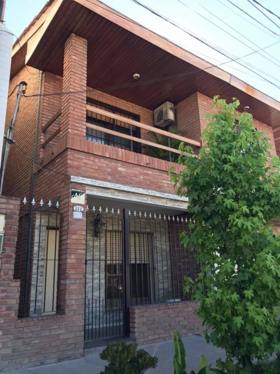 CASA EN MUY BUEN ESTADO SOBRE AVENIDA PRICIPAL. — foto 12
