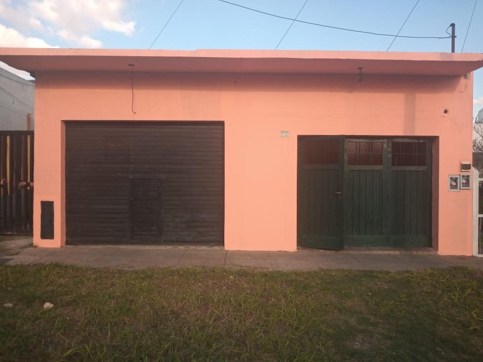 PH AL FRENTE CON DOS LOCALES Y DEPTO DE TRES AMBIENTES LA FONDO — foto 2