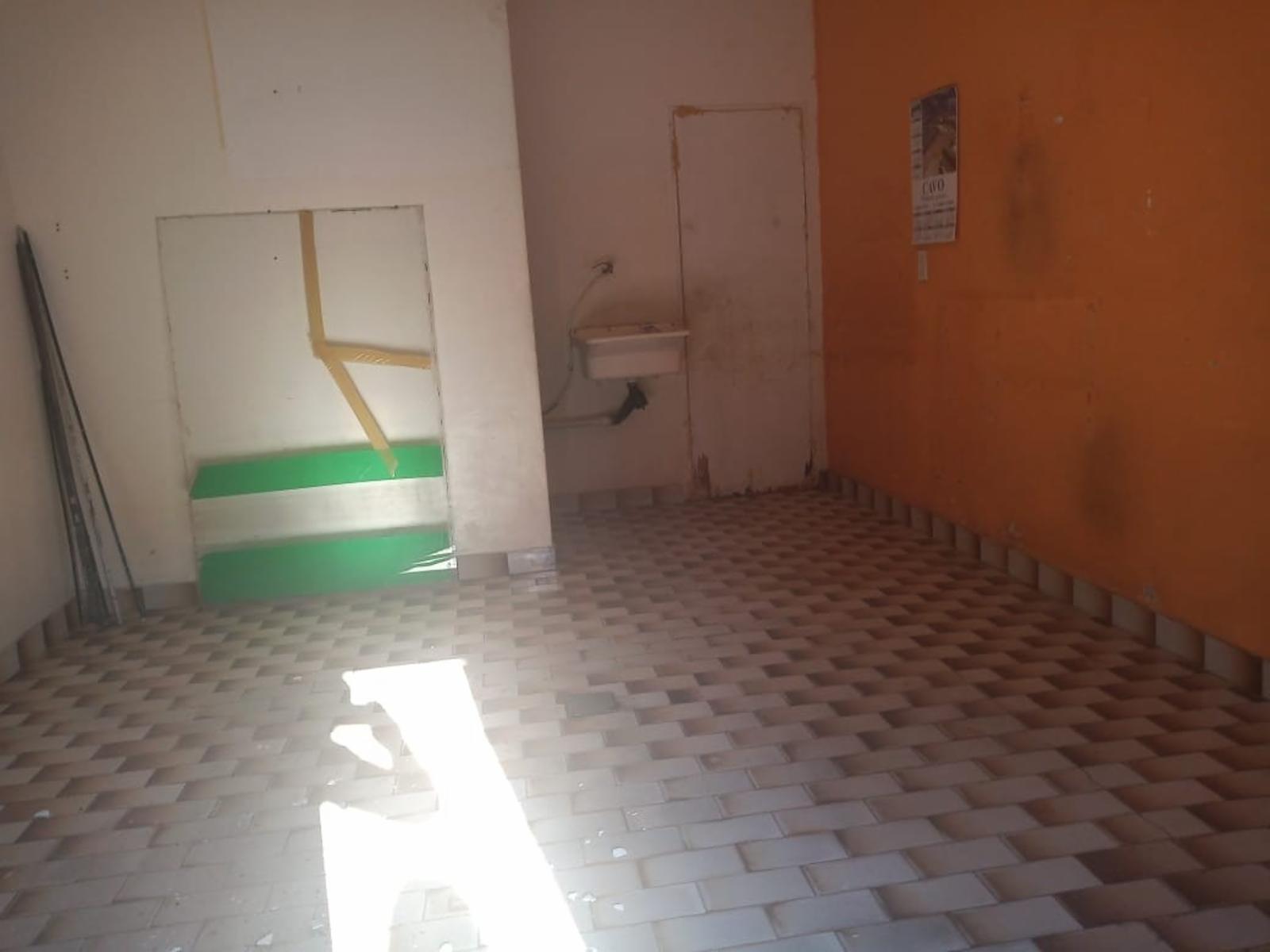 PH AL FRENTE CON DOS LOCALES Y DEPTO DE TRES AMBIENTES LA FONDO — foto 3