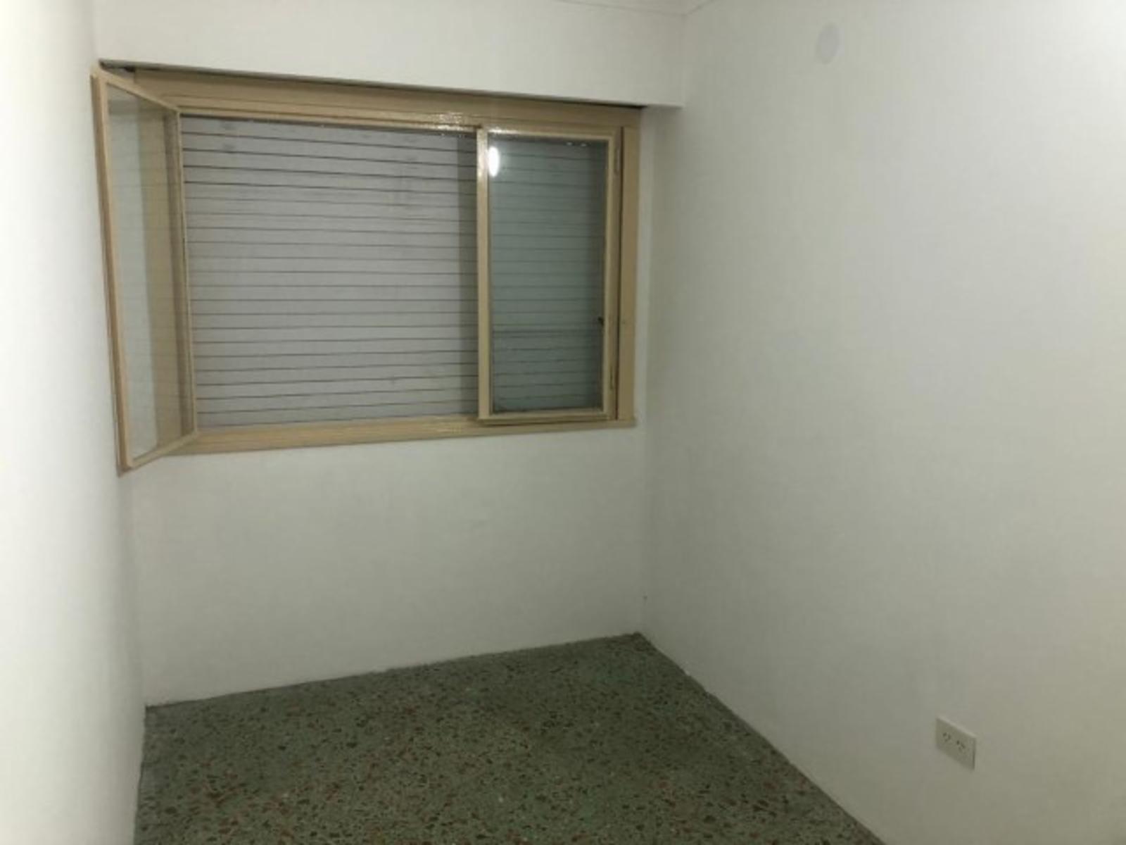 Se vende amplio departamento de 3 amb en 2do piso por escalera. excelente ubicacion en villa adelina.