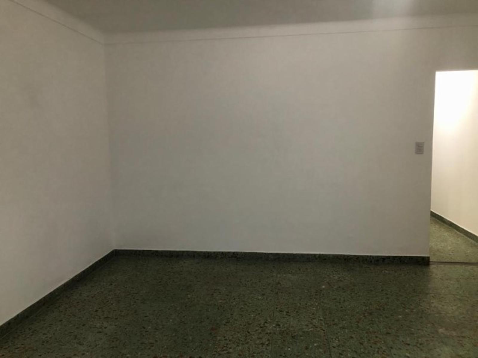 Se vende amplio departamento de 3 amb en 2do piso por escalera. excelente ubicacion en villa adelina. — foto 2