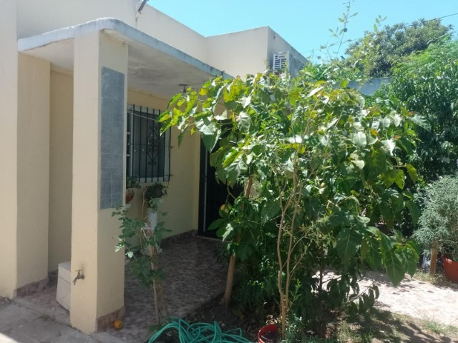 CASA CON 2 DORMITORIOS - COCINA - COMEDOR - BAÑO - JARDIN - LAVADERO -ENTRADA DE AUTO - PATIO - UN DEPARTAMENTO AL FONDO : 1 DORMOTORIO - COCINA COMEDOR - BAÑO - PATIO- DEPOSITO .
