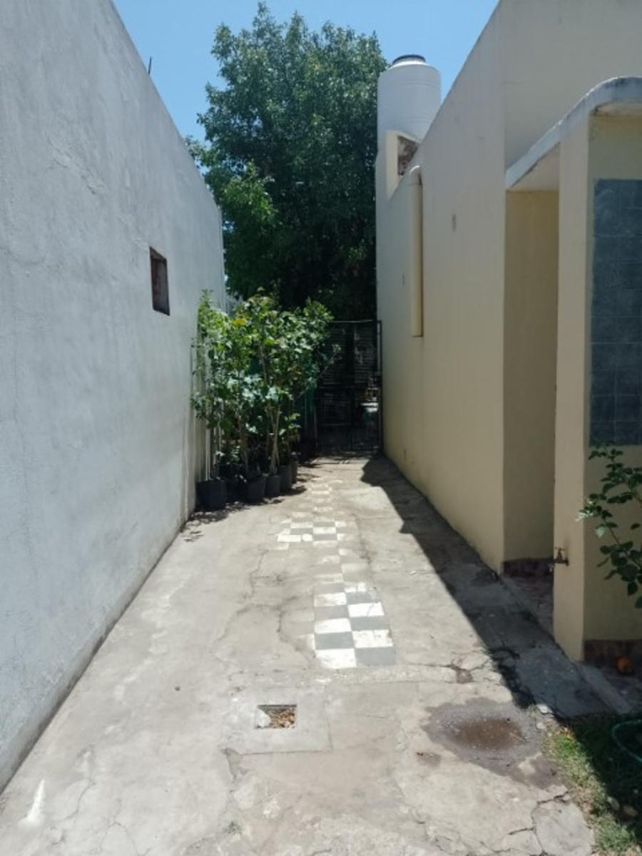 CASA CON 2 DORMITORIOS - COCINA - COMEDOR - BAÑO - JARDIN - LAVADERO -ENTRADA DE AUTO - PATIO - UN DEPARTAMENTO AL FONDO : 1 DORMOTORIO - COCINA COMEDOR - BAÑO - PATIO- DEPOSITO . — foto 2