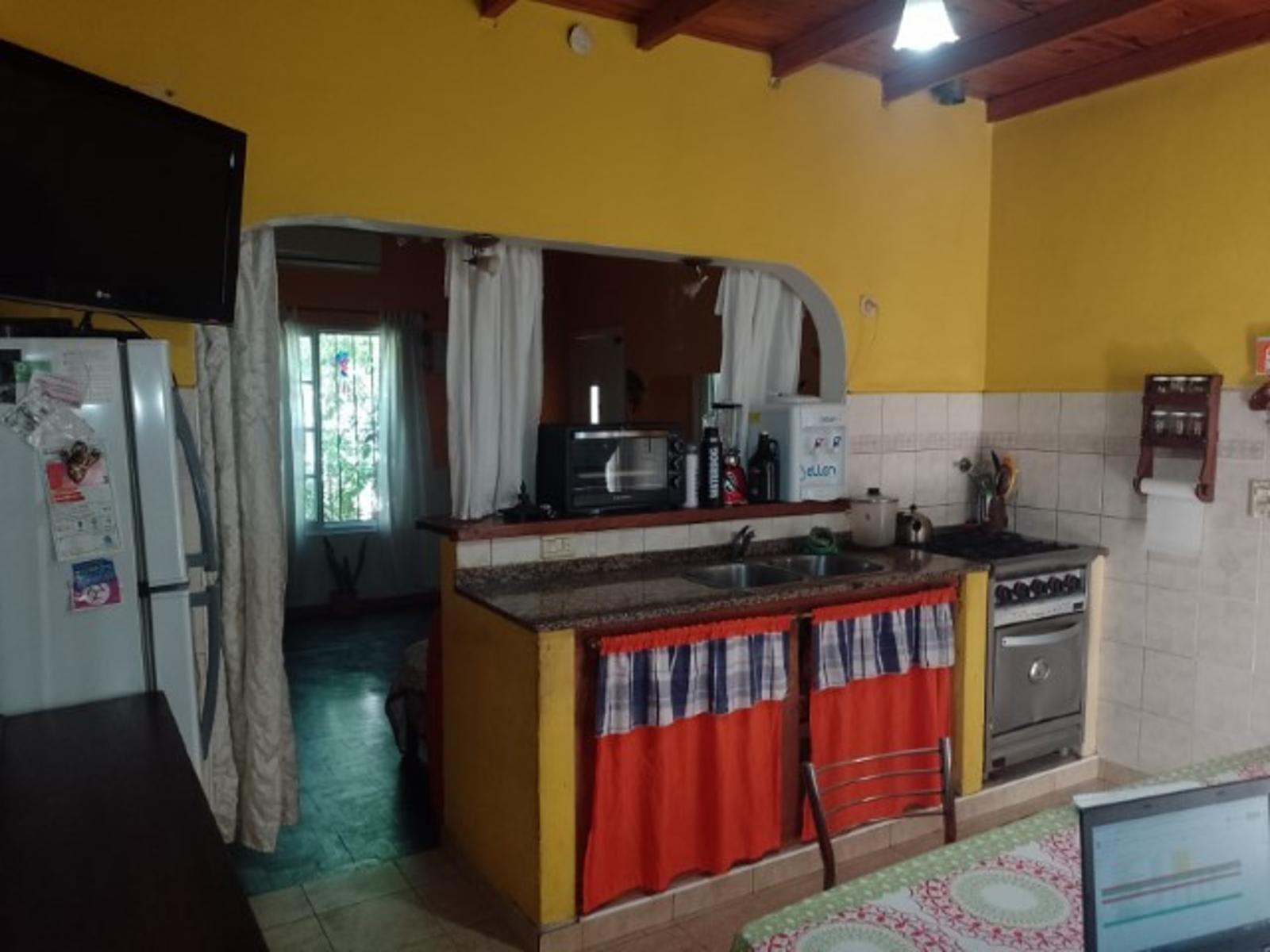 CASA CON 2 DORMITORIOS - COCINA - COMEDOR - BAÑO - JARDIN - LAVADERO -ENTRADA DE AUTO - PATIO - UN DEPARTAMENTO AL FONDO : 1 DORMOTORIO - COCINA COMEDOR - BAÑO - PATIO- DEPOSITO . — foto 3